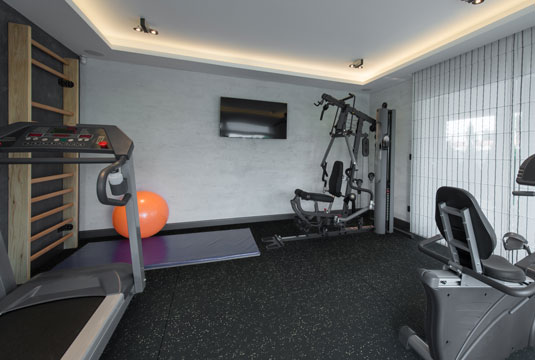 A home gym with Genaflex Roll installed